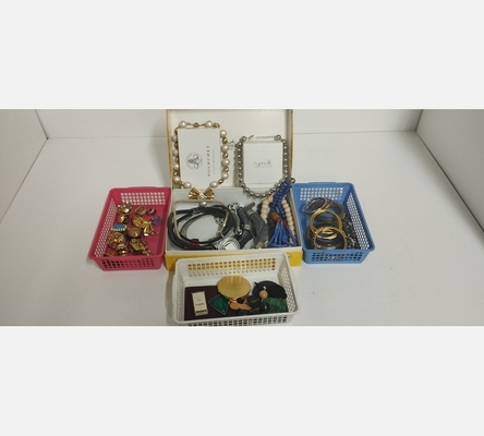 Bijoux, boucles d'oreilles, colliers, bracelets, broches, divers... La pièce.