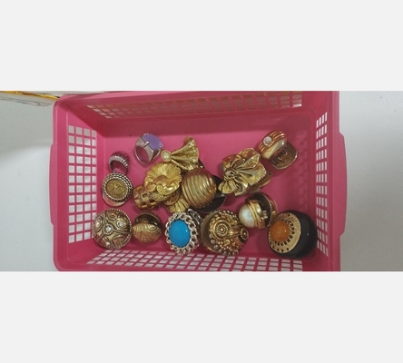 Bijoux, boucles d'oreilles, colliers, bracelets, broches, divers... La pièce.