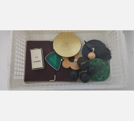 Bijoux, boucles d'oreilles, colliers, bracelets, broches, divers... La pièce.