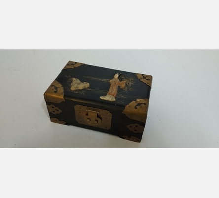Boite à bijoux chinoise ancienne en laque noire réhaussé de nacre.