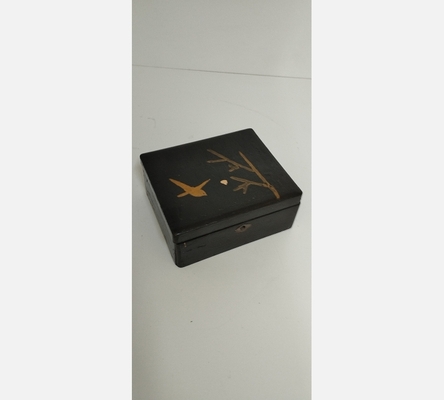 Boite asiatique ancienne en laque noire