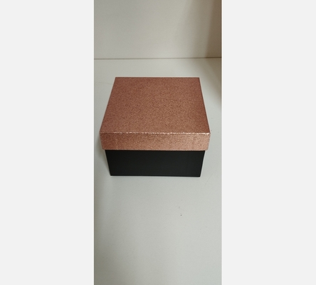 Boite dessus paillette.