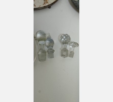 Bouchon de carafe en cristal. La pièce.