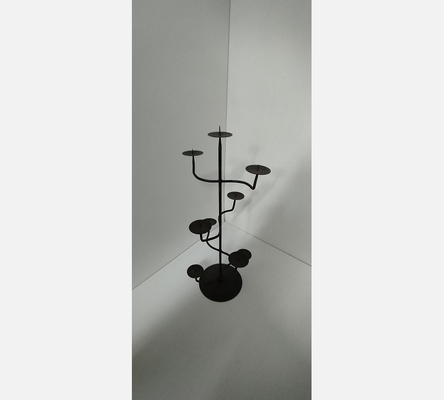 Bougeoir en métal noir.