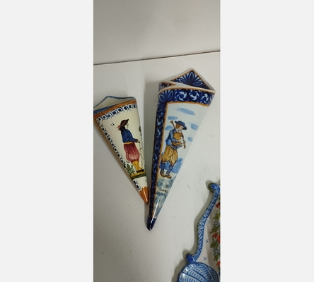 Bouquetiere murale en faience de Quimper