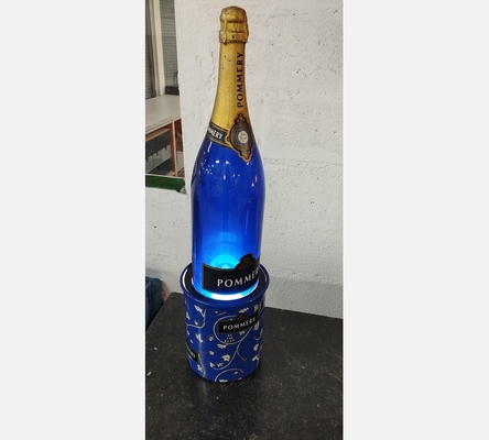 Bouteille avec socle lumineux.