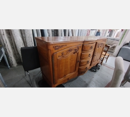Buffet 2 portes 3 tiroirs de style Louis XV avec clés.