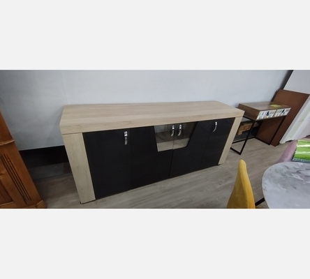 Buffet 4 portes  chêne clair et laqué marron.