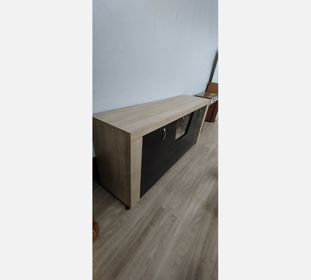 Buffet 4 portes  chêne clair et laqué marron.