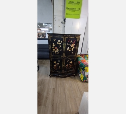 Buffet 4 portes en bois laqué à riches décors de fleurs et d'oiseaux.
