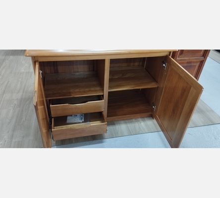 Buffet bas en orme massif, 2 portes, 2 tiroirs.