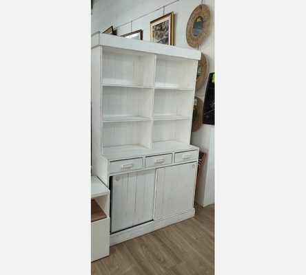 Buffet bibliothèque patiné blanc avec 2 portes coulissantes.