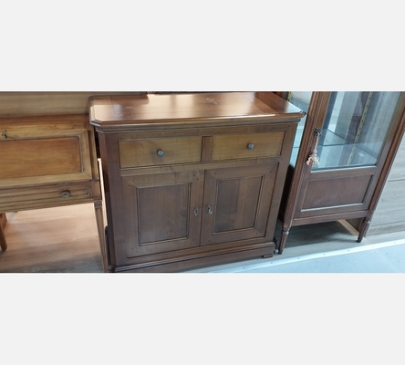 Buffet en merisier, 2 portes, 1 tiroir. Dessus un peu abimé.