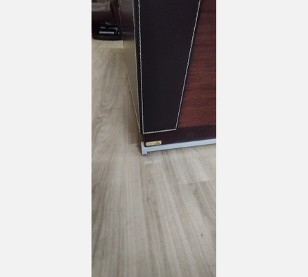 Buffet ou crédence contemporain italien en cuir et bois réalisé par Rossetto .