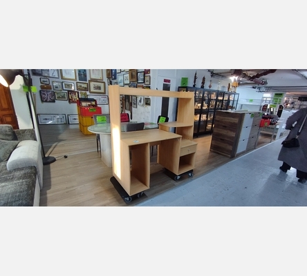 Bureau avec de nombreux compartiments tel quel.