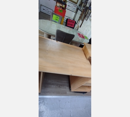 Bureau avec de nombreux compartiments tel quel.