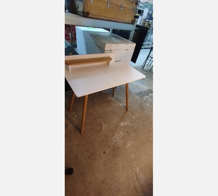 Bureau blanc et hêtre