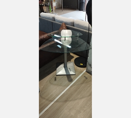 Bureau double niveau en verre avec pied central.