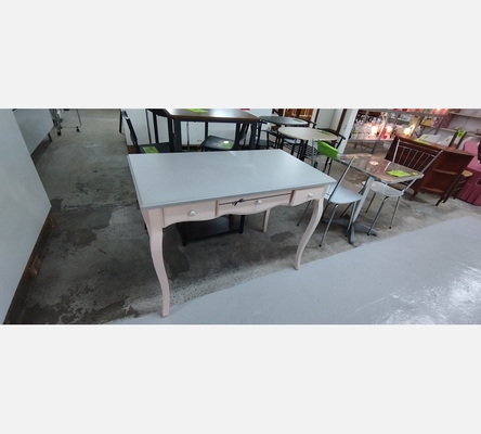 Bureau en bois rose/gris.