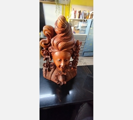 Buste femme en bois