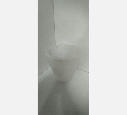 Cache pot en plastique blanc