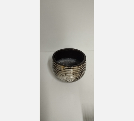 Cache pot noir et lignes blanches. PM
