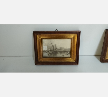 Cadre doré avec cartepostal noir et blanche