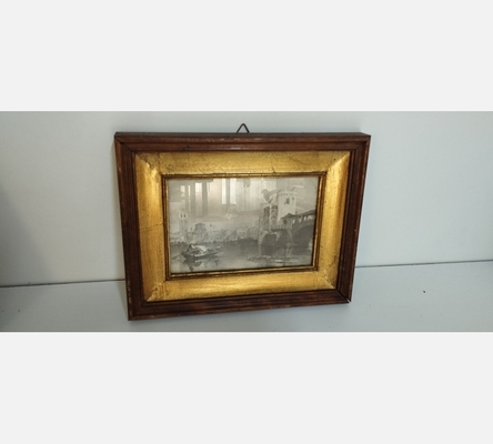 Cadre doré avec cartepostal noir et blanche