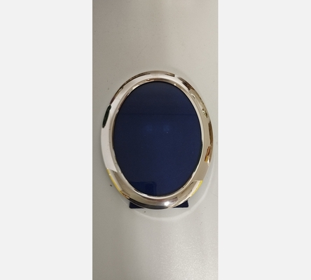 Cadre photo oval argenté brillant.