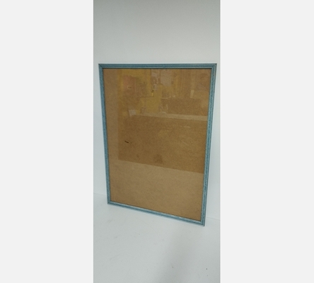 Cadre sous verre bleu.