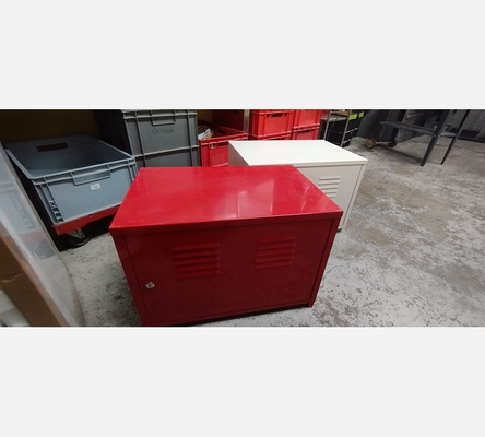 Caisson en métal  rouge.