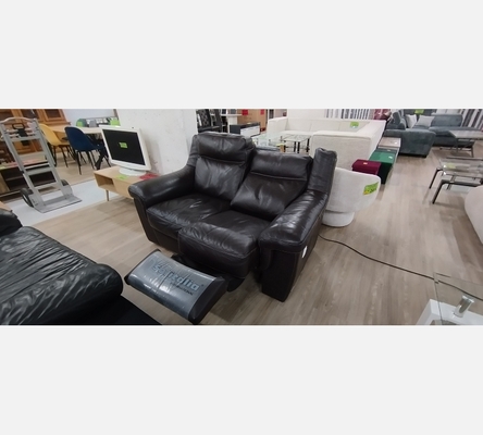 Canapé 2 places en cuir de buffle marron avec 1 place relax électrique.