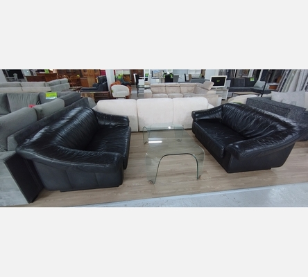 Canapé 2 places en cuir noir.