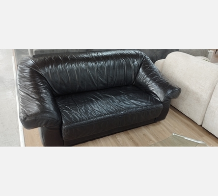 Canapé 2 places en cuir noir.
