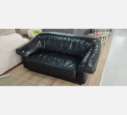 Canapé 2 places en cuir noir.