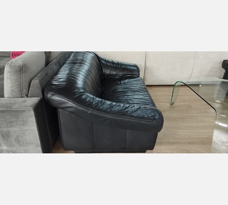 Canapé 2 places en cuir noir.