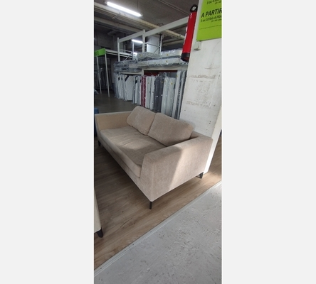 Canapé 2 places en tissu beige de chez Meridiani.