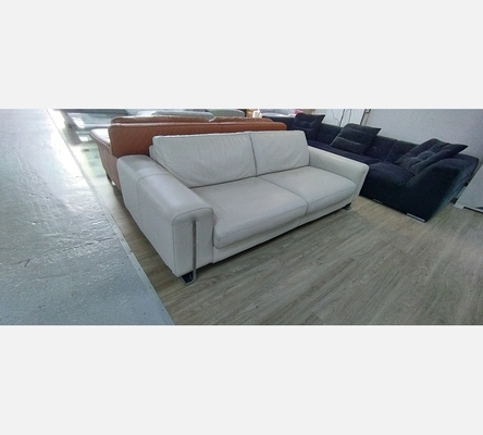 Canapé 3 places en cuir beige Roche Bobois.