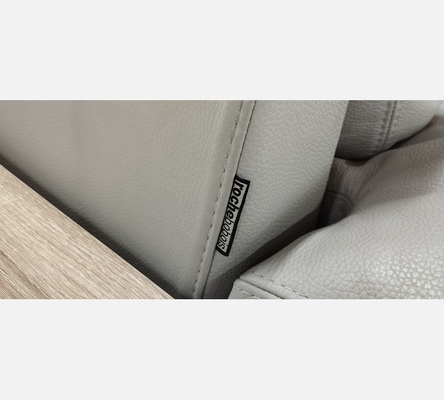 Canapé 3 places en cuir gris perle Roche Bobois.