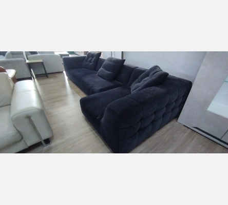 Canapé d'angle Ligne Roset en tissu bleu marine.