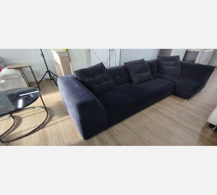 Canapé d'angle Ligne Roset en tissu bleu marine.