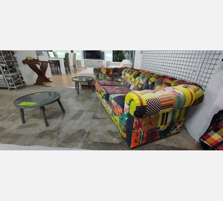 Canapé droit fixe 3 places en tissu multicolore.