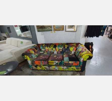 Canapé droit fixe 3 places en tissu multicolore.