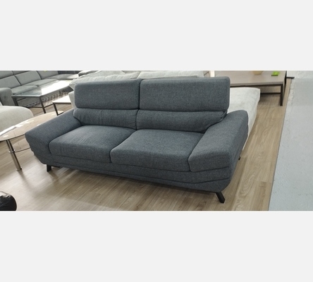 Canapé en tissu gris moderne.