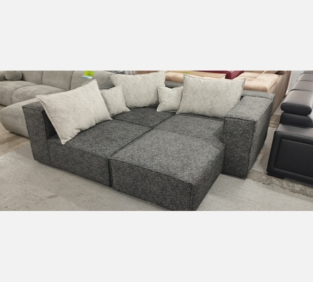 Canapé modulable Poppy en 4 parties en tissu gris foncé et gris clair.