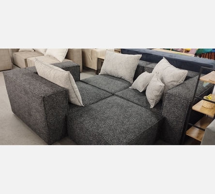 Canapé modulable Poppy en 4 parties en tissu gris foncé et gris clair.