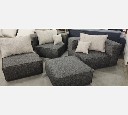 Canapé modulable Poppy en 4 parties en tissu gris foncé et gris clair.