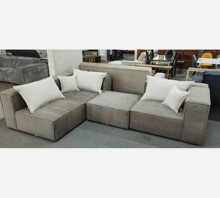 Canapé modulable Poppy en 4 parties en tissu taupe et blanc.