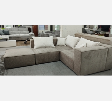 Canapé modulable Poppy en 4 parties en tissu taupe et blanc.