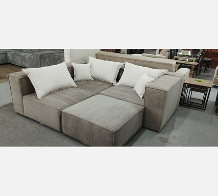 Canapé modulable Poppy en 4 parties en tissu taupe et blanc.